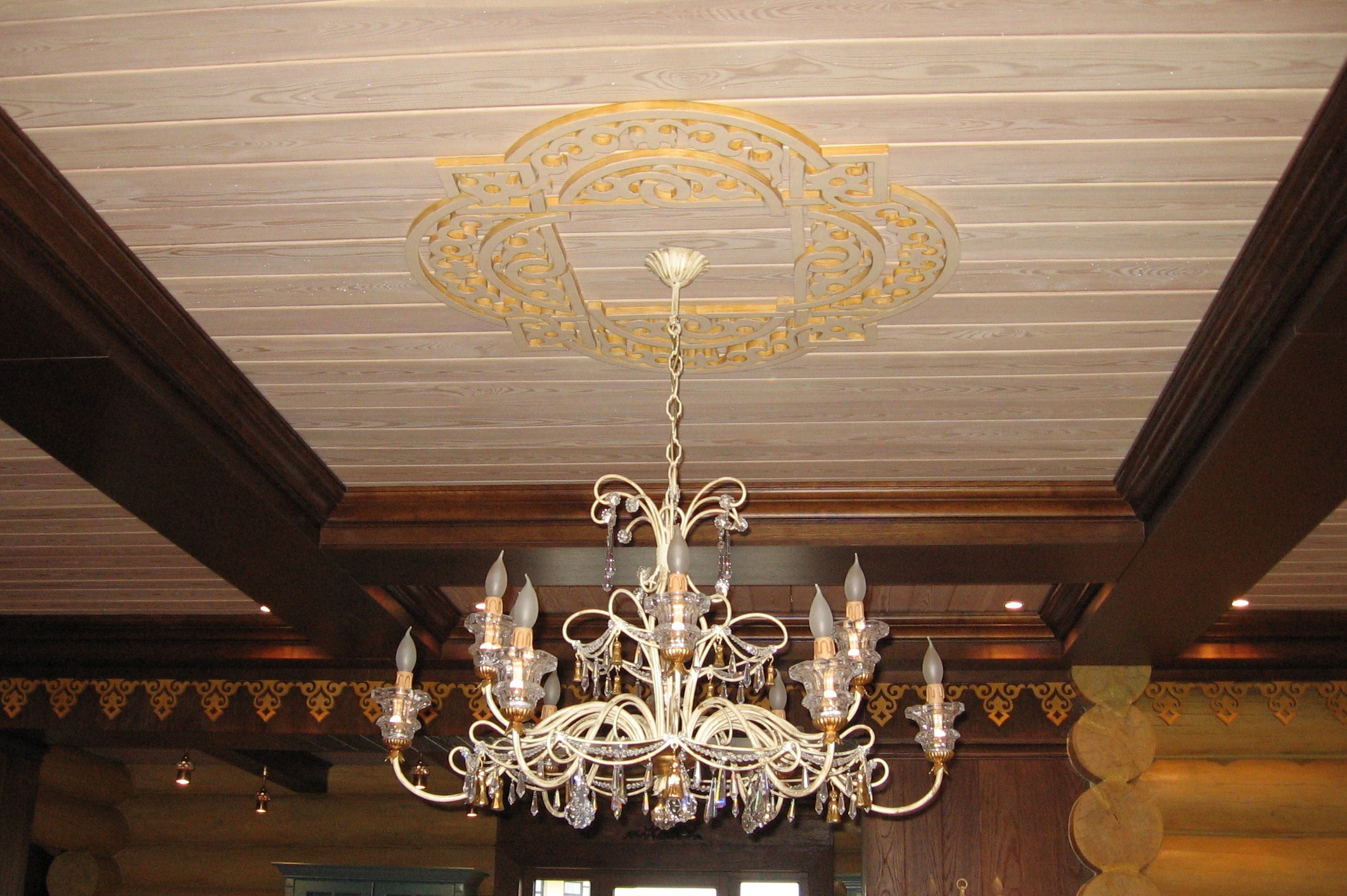 Внутренняя отделка деревянного дома, фрагмент потолка с резным орнаментом