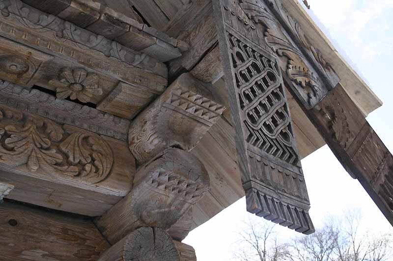Резные деревянные наличники и декоративные элементы старинного фасада дома